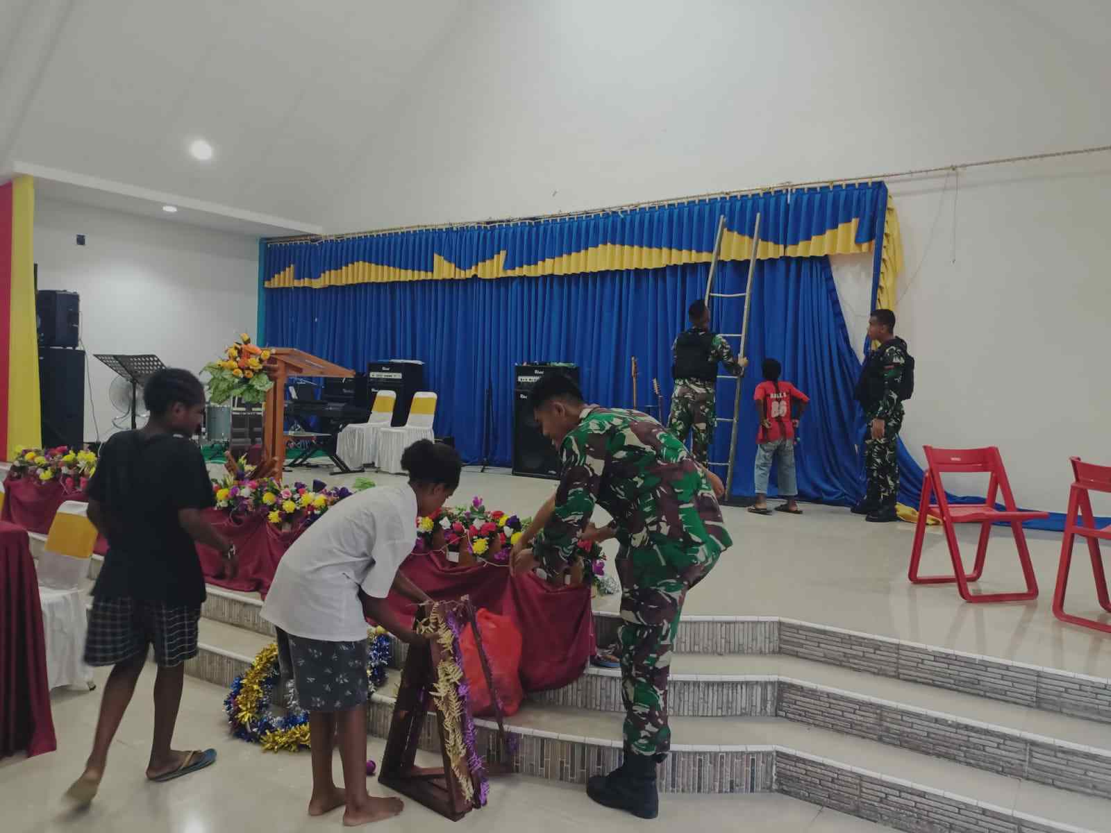 Natal Telah Tiba! Prajurit Bima Sakti Bersama Masyarakat Mempersiapkan Natal Di Gereja Arso Kota