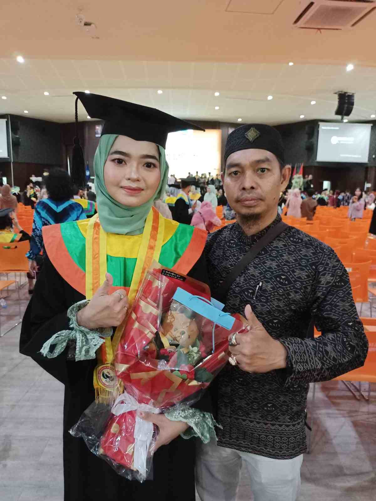 Adik tercinta di Wisuda Raih Gelar Sarjana, Haru Bahagia di Rasa Adv DR.(C) Syarif Hamdani Alkaf,S.H.,M.H