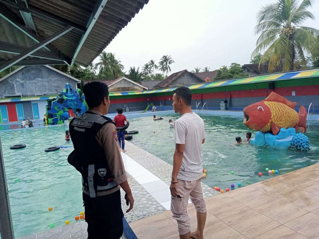 Hari Libur Polsek Panimbang Lakukan Pam Wisata di Kolam Renang Srikandi
