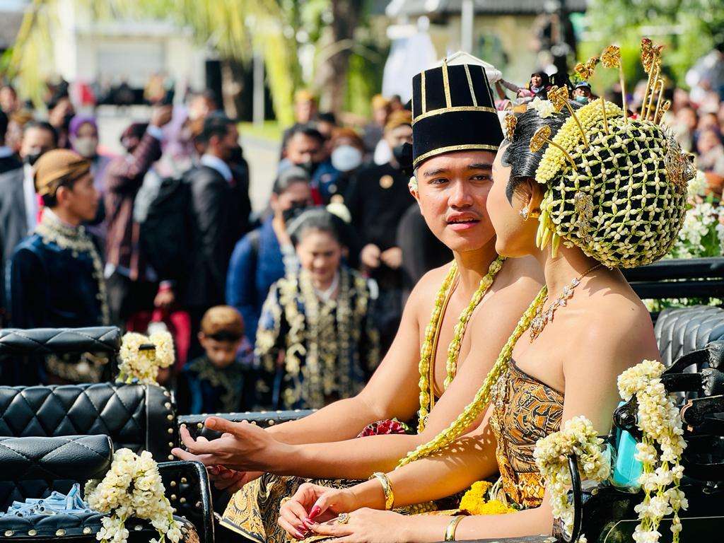 Pasangan Pengantin Kaesang-Erina,Kirab Menuju Pura Mangkunegaran