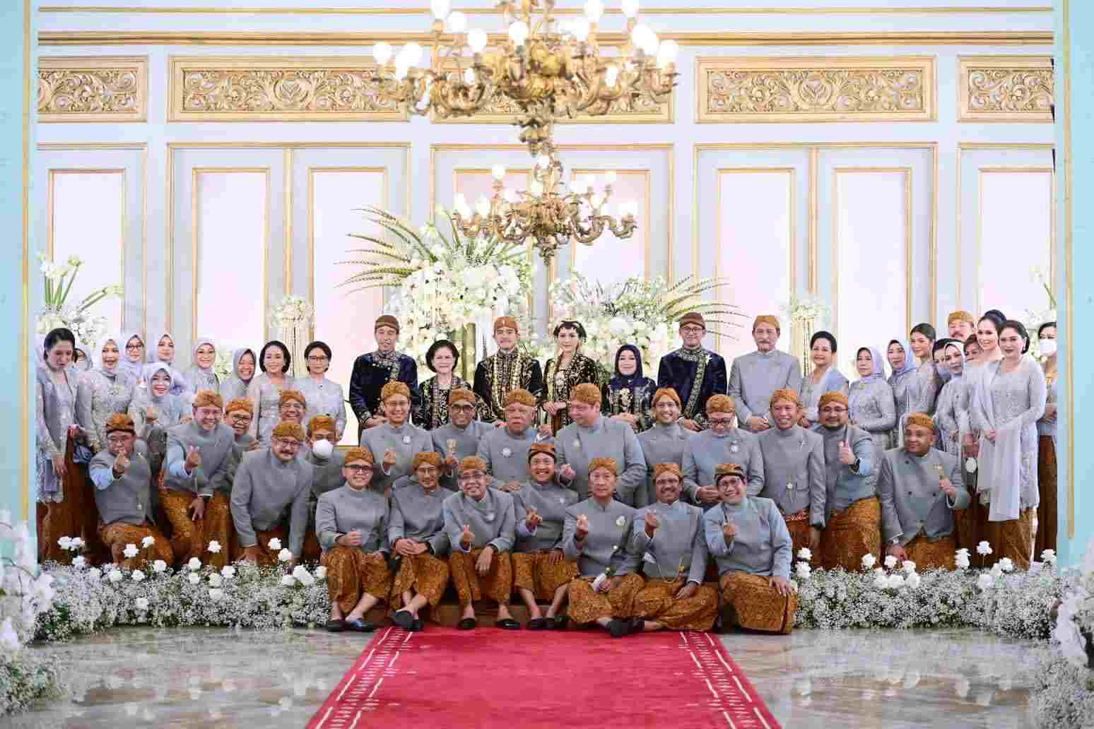 Para Menteri Kompak Berpose Saranghae Di Resepsi Kaesang-Erina.