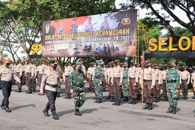 Kapolda DIY Bersama Danrem 072/Pmk,Pimpin Upacara Diklat Integrasi TNI-POLRI.