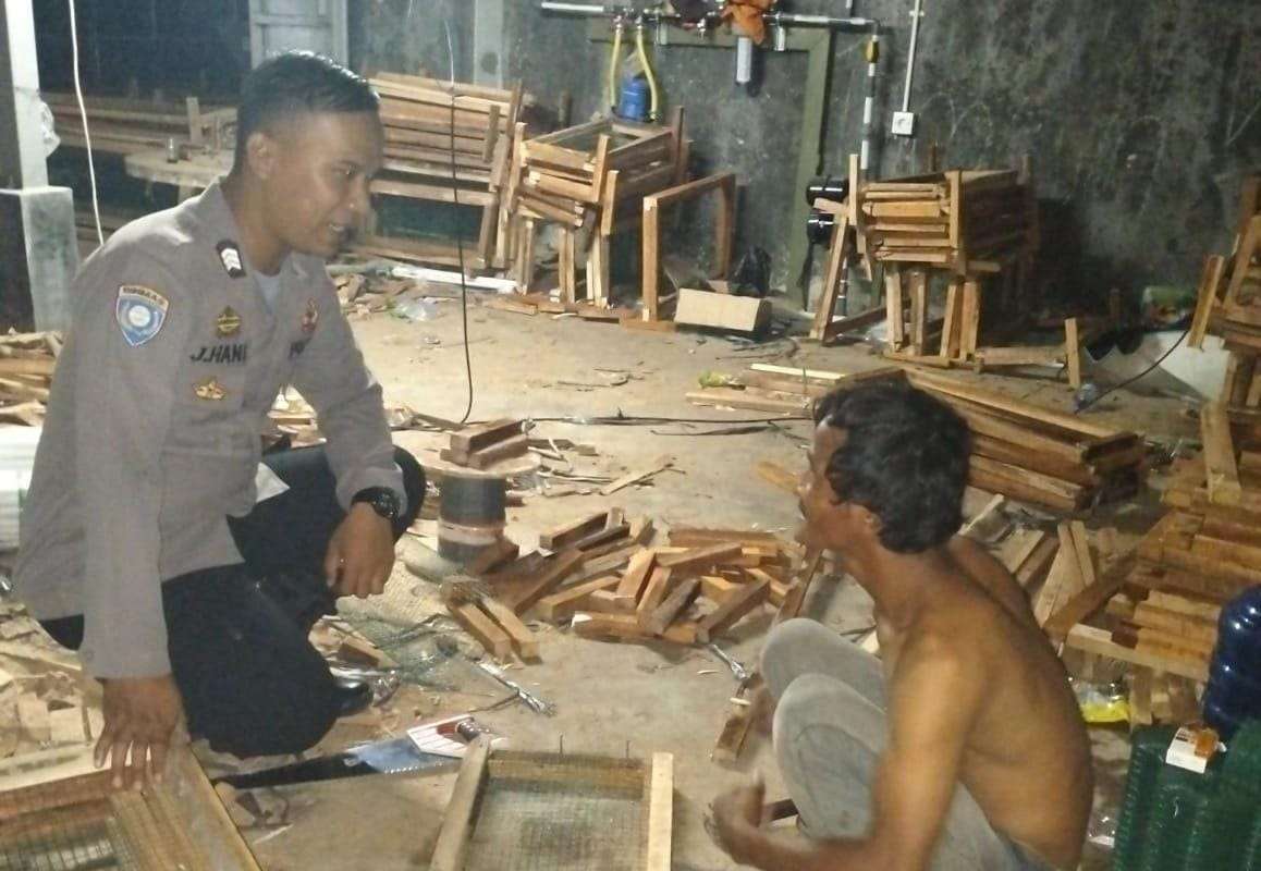 Sambangi Pengrajin Kayu, Patroli Polsek Angsana Sampaikan Pesan Kamtibmas