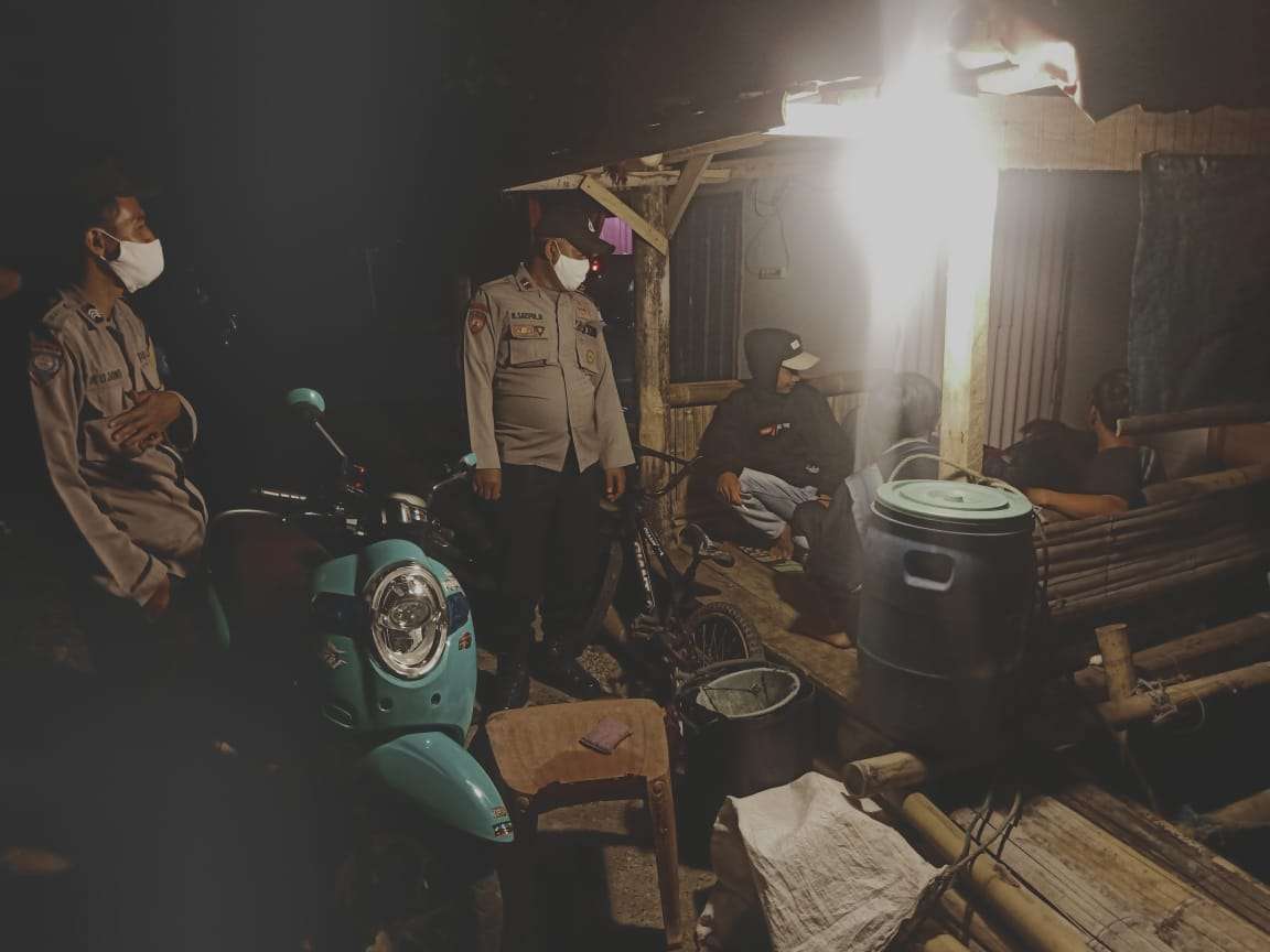 Pastikan Situasi Aman, Polsek Sumur Patroli Kamtibmas
