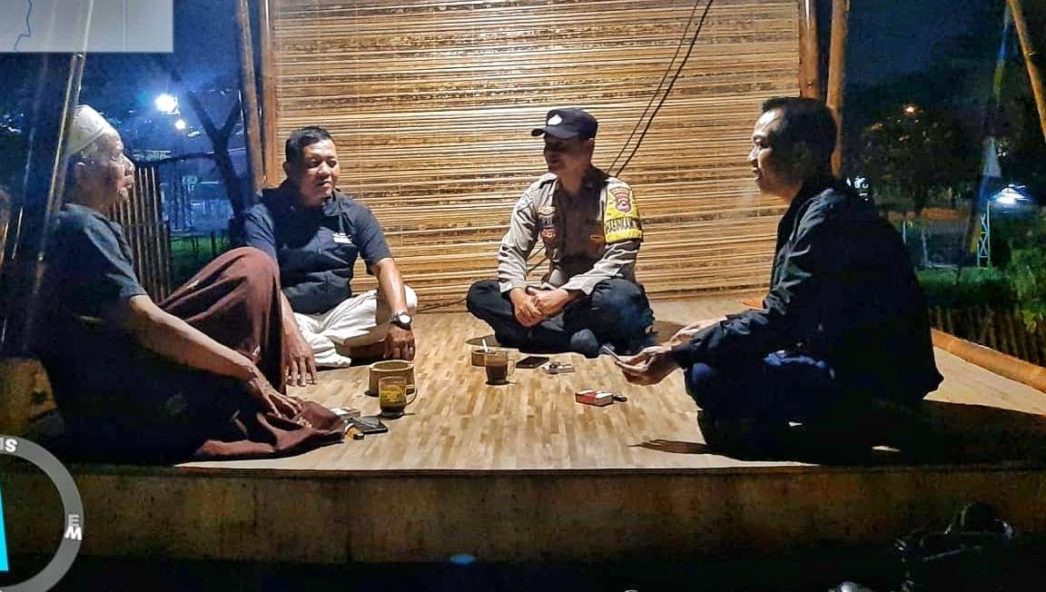 Jaga Kamtibmas, Bhabinkamtibmas Polsek Cikande Ronda Malam Bareng Warga