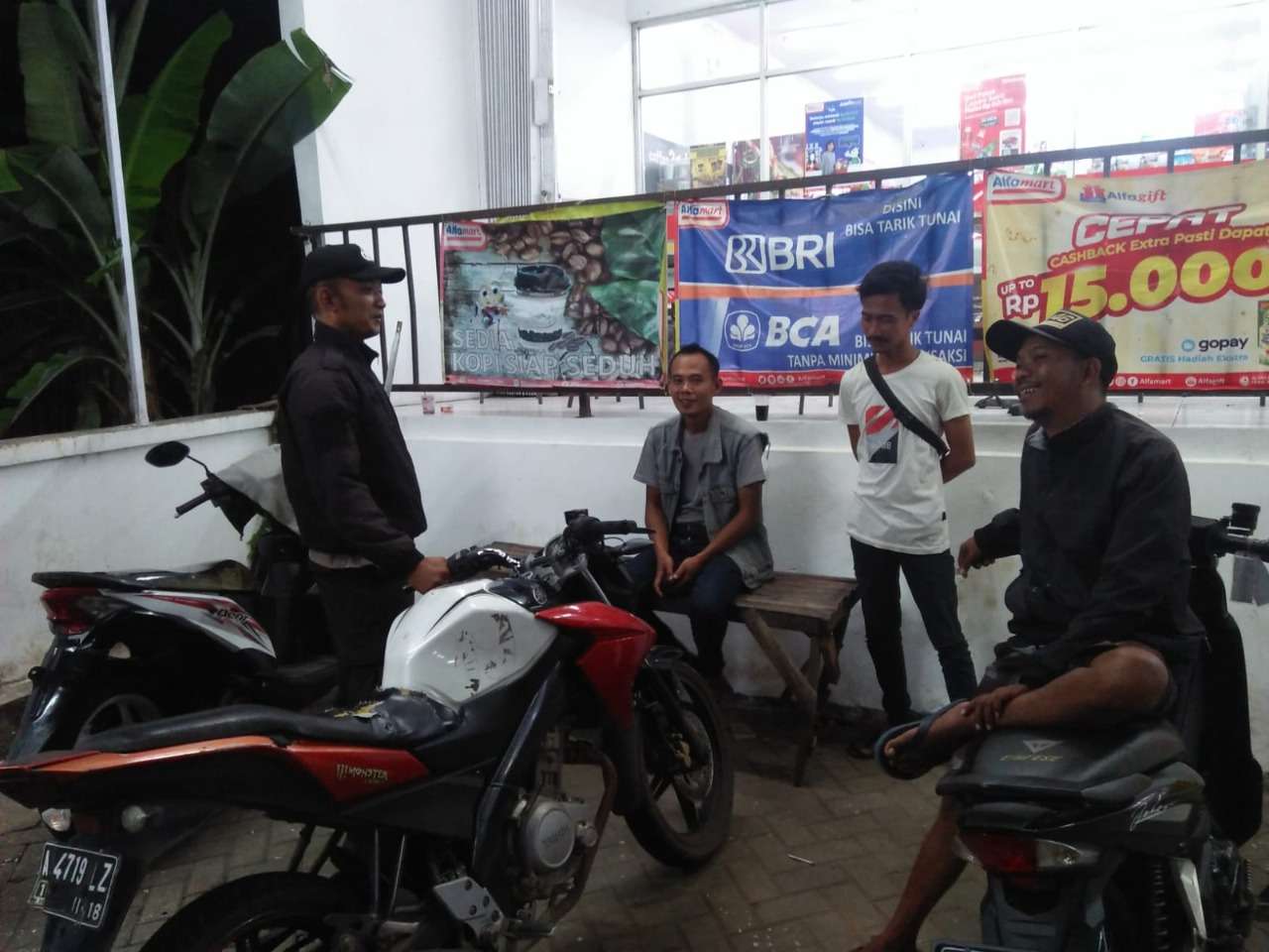 Patroli Malam Polsek Picung, Sambangi Waralaba Yang Buka 24 Jam