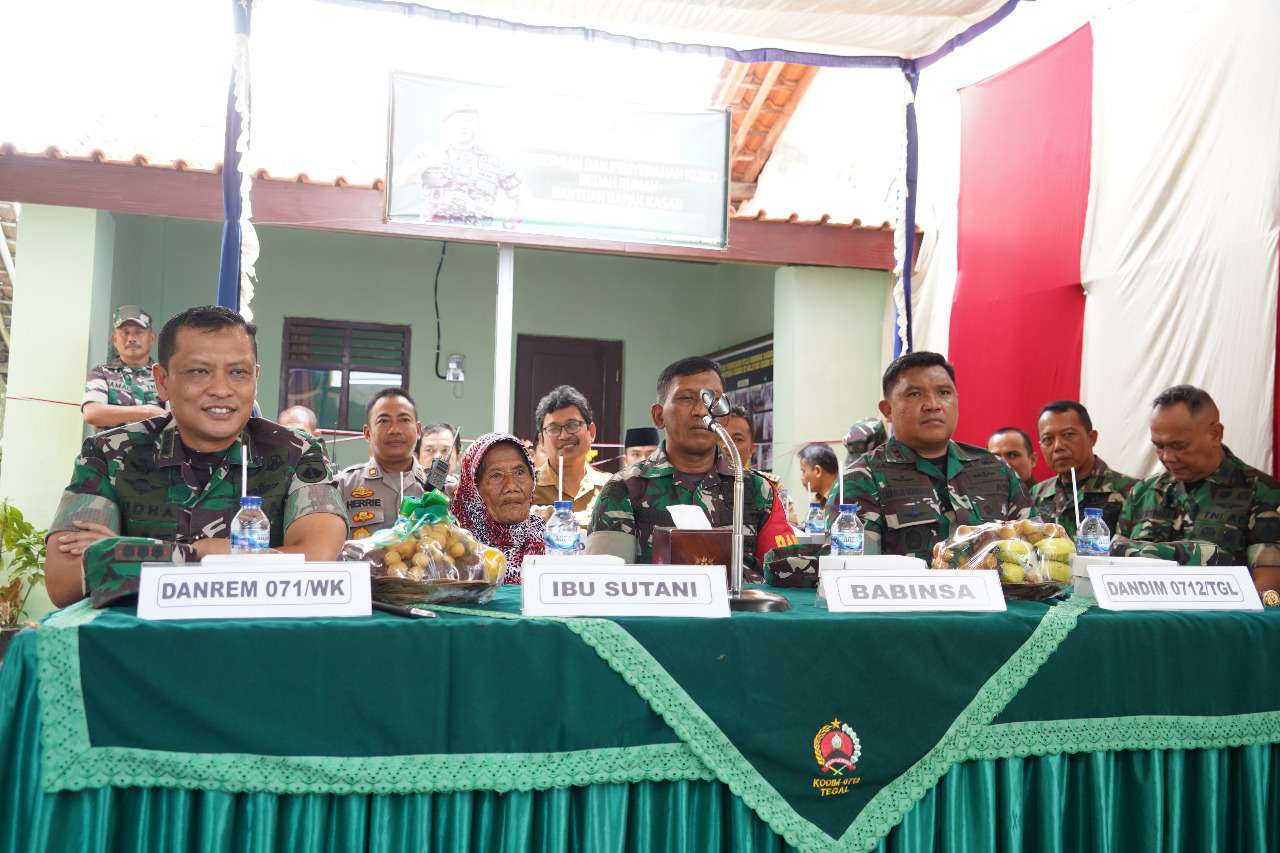 Serentak RTLH Program Babinsa Masuk Dapur Diresmikan Kasad, Danrem Wijayakusuma Serahkan Kunci Rumah