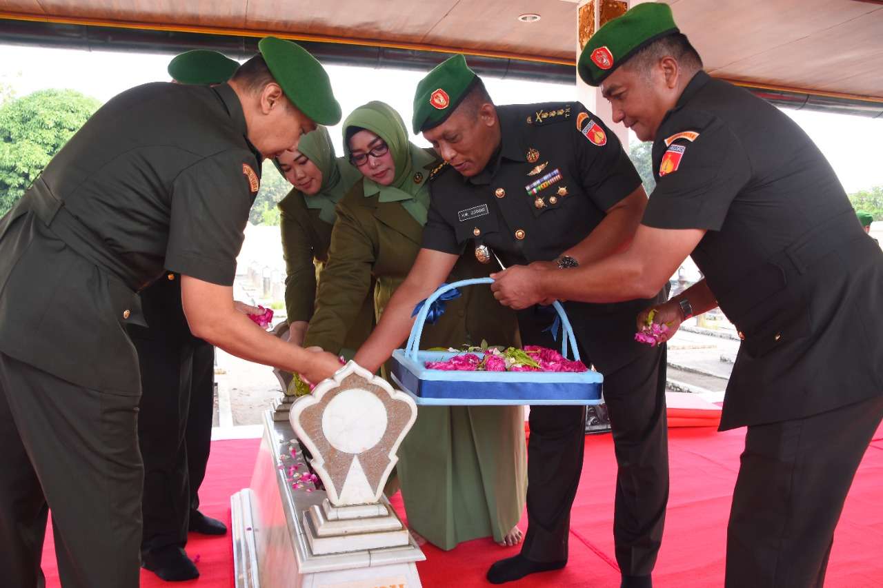 Kasrem 072/Pmk , Pimpin Ziarah Rombongan Dalam Rangka Hari Juang TNI Ke 77.