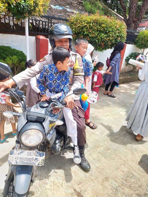 Inspirasi Bhabinkamtibmas Polsek Cadasari Berikan Edukasi Pada Anak-Anak Sekolah Dasar