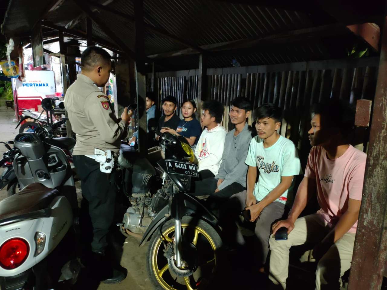Patroli Malam, Polsek Carita Berikan Himbauan Kamtibmas Kepada Remaja Yang Sedang Nongkrong