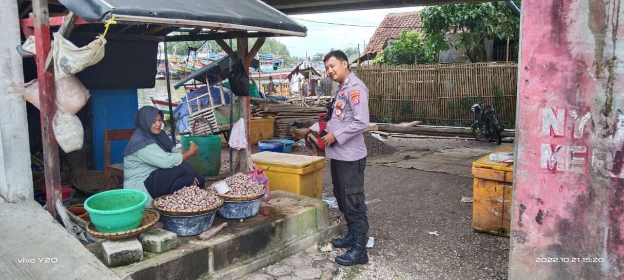 Sambangi Pedagang Yang Berjualan, Bhabinkamtibmas Polsek Patia Beri Himbauan Kamtibmas