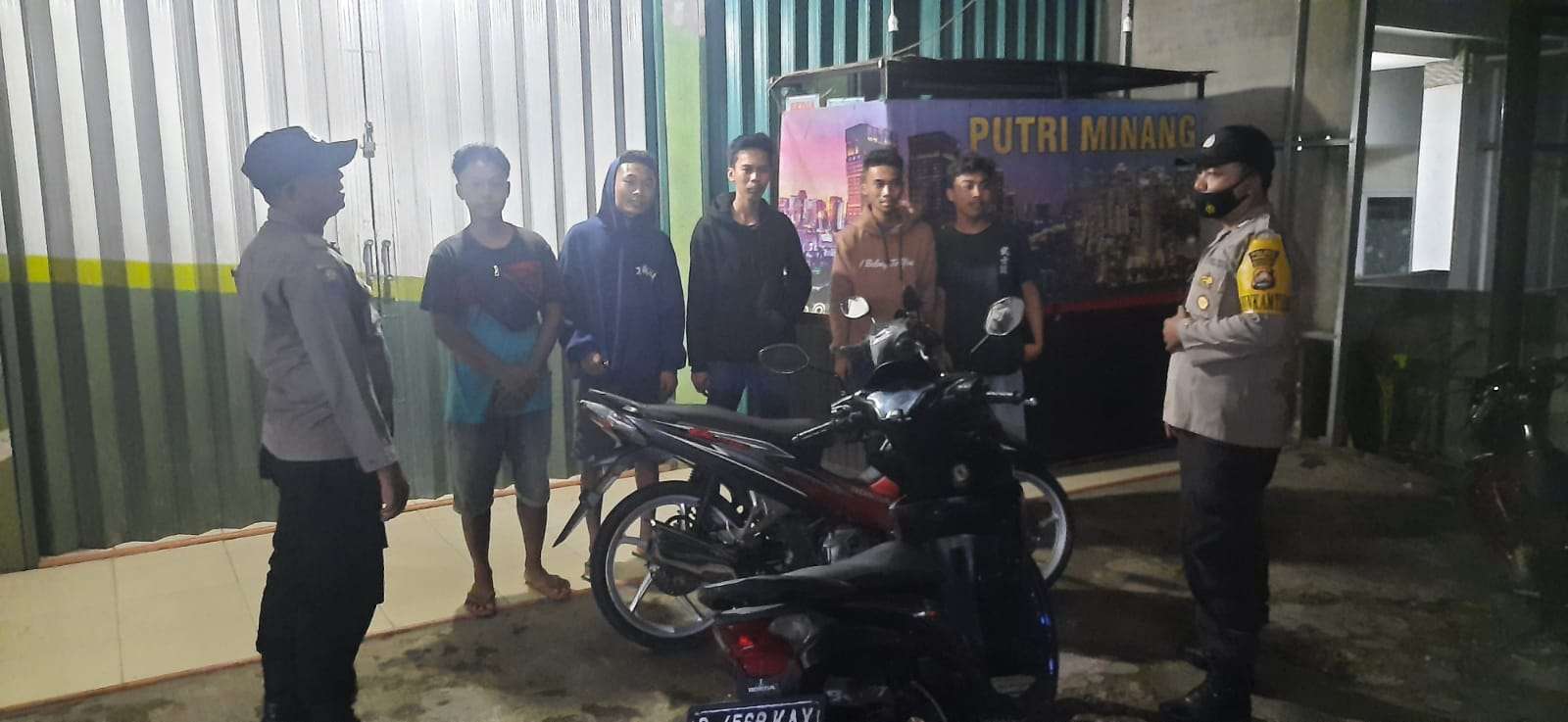 Patroli Malam Polsek Picung, Sambangi Pemuda Sedang Nongrong