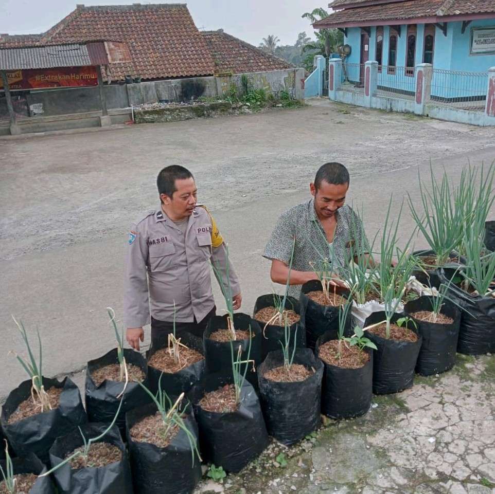 Jalin Kedekatan Dengan Warga, Bhabinkamtibmas Polsek Cadasari Sambangi Petani