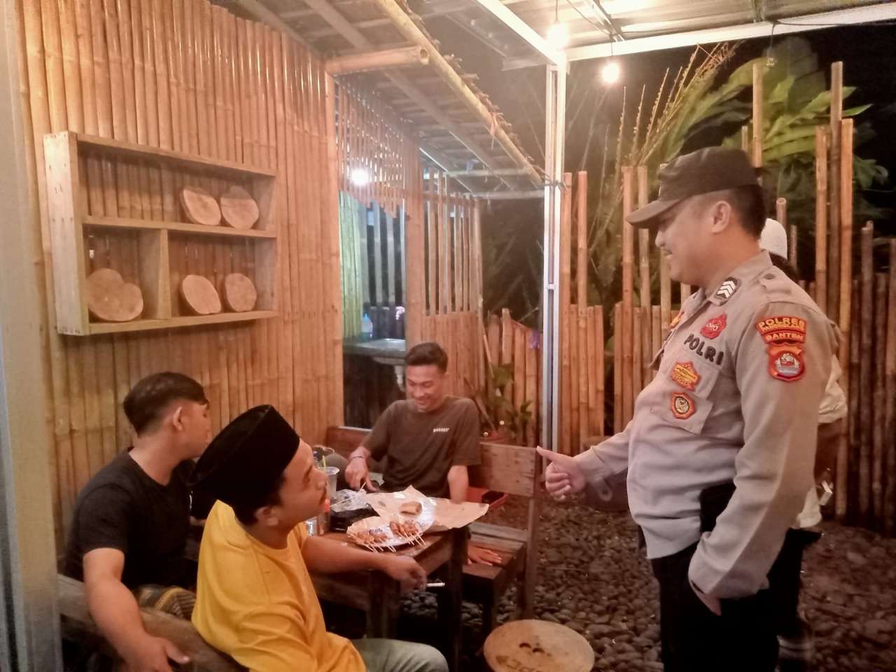 Patroli Malam Anggota Polsek Jiput Cegah Penyakit Masyarakat
