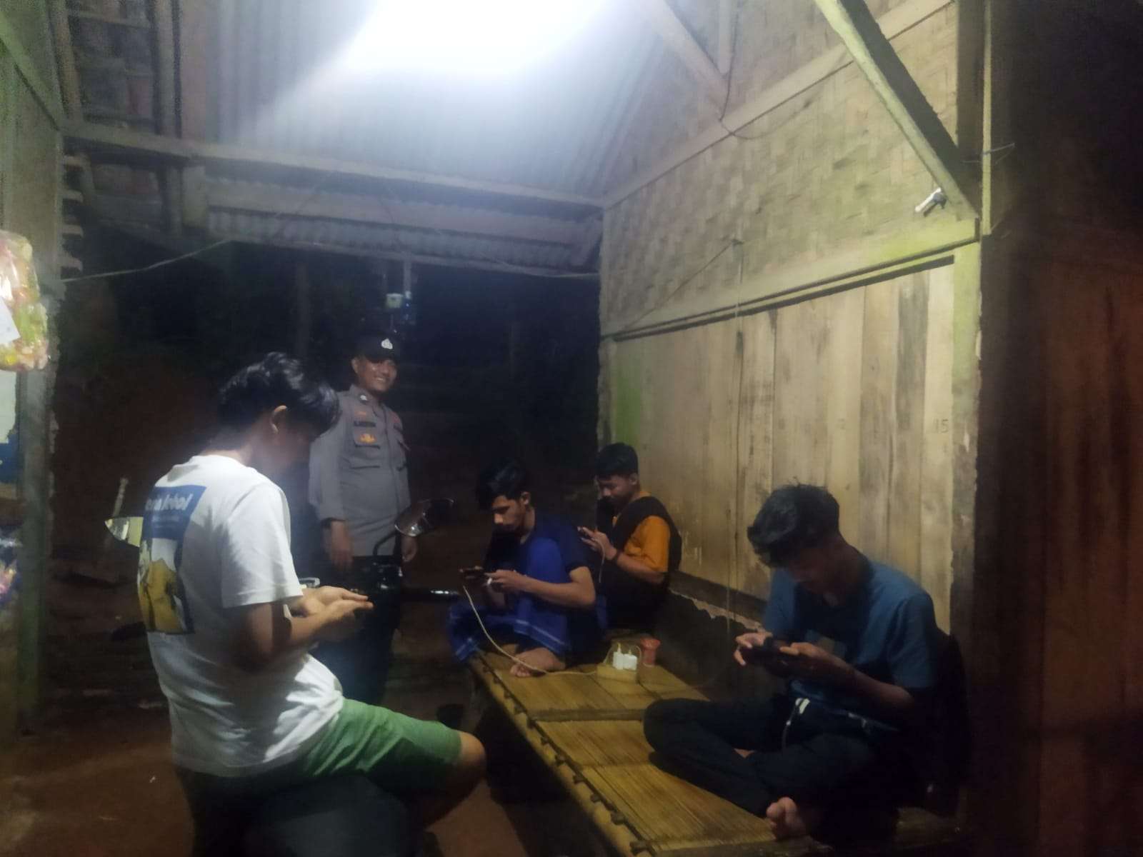 Polsek Cimanggu Lakukan Patroli Malam dan Berikan Pesan Kamtibmas Pada Remaja