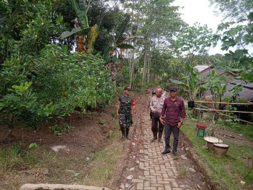 Polsek Patia Monev Pembangunan di Desa Pasirkadu Kec. Sukaresmi
