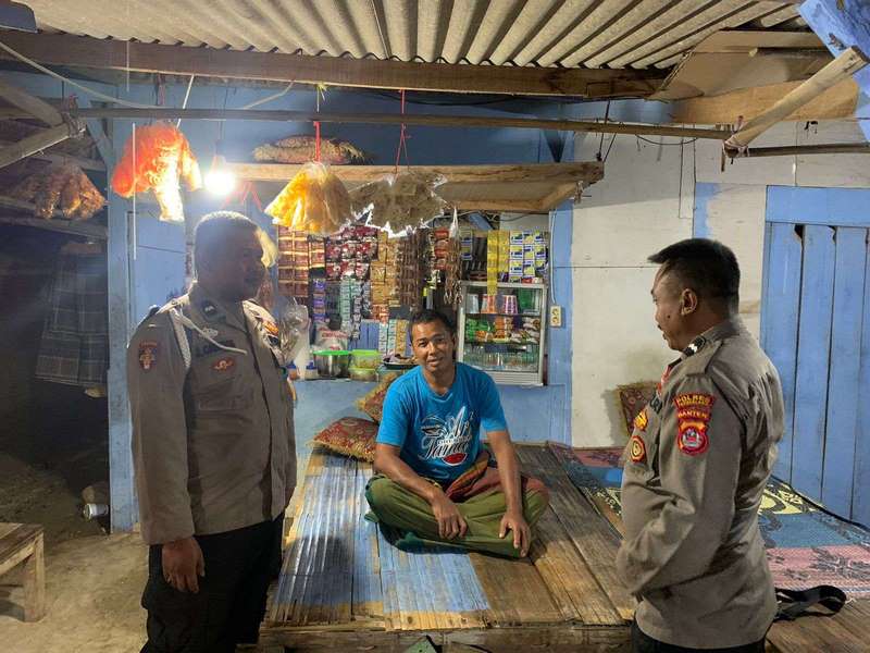 Tekan Kriminalitas Anggota Polsek Sumur Laksanakan Patroli Malam
