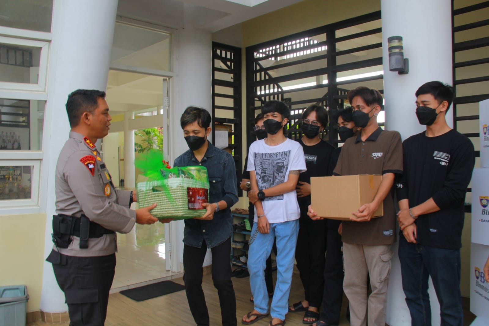 Kapolda DIY, Sambangi Asrama Mahasiswa Berikan Bingkisan Natal.