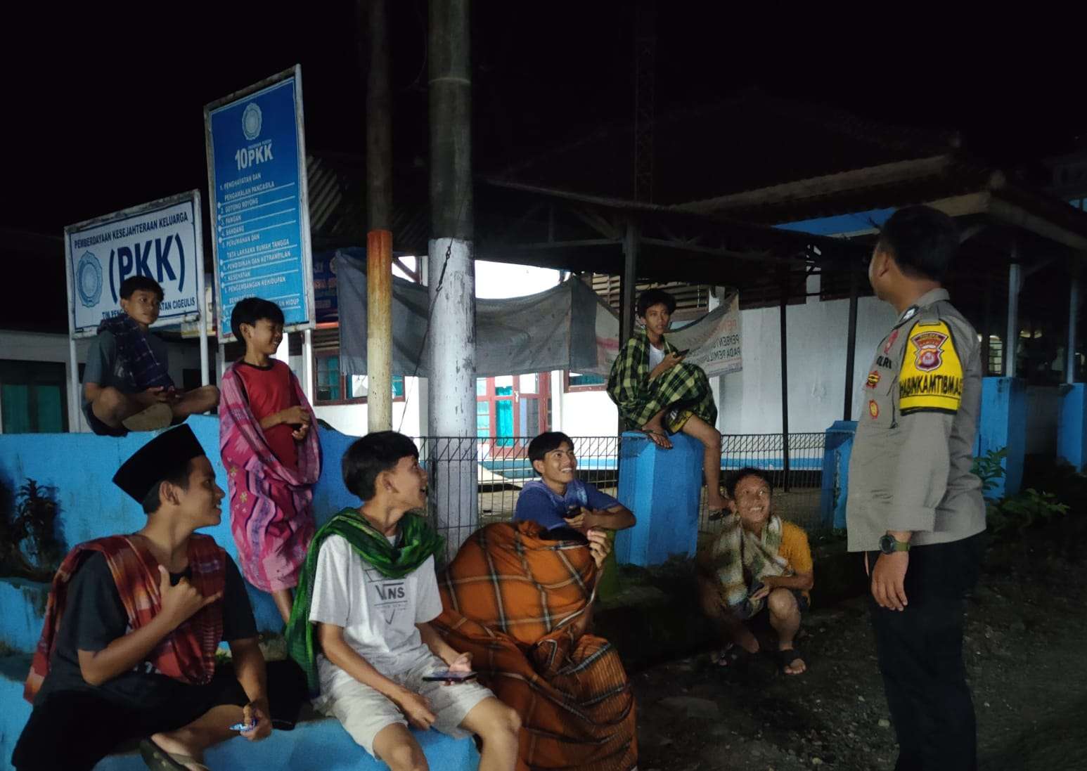 Patroli Malam, Polsek Cigeulis Berikan Himbauan Pada Remaja Yang Asyik Nongkong