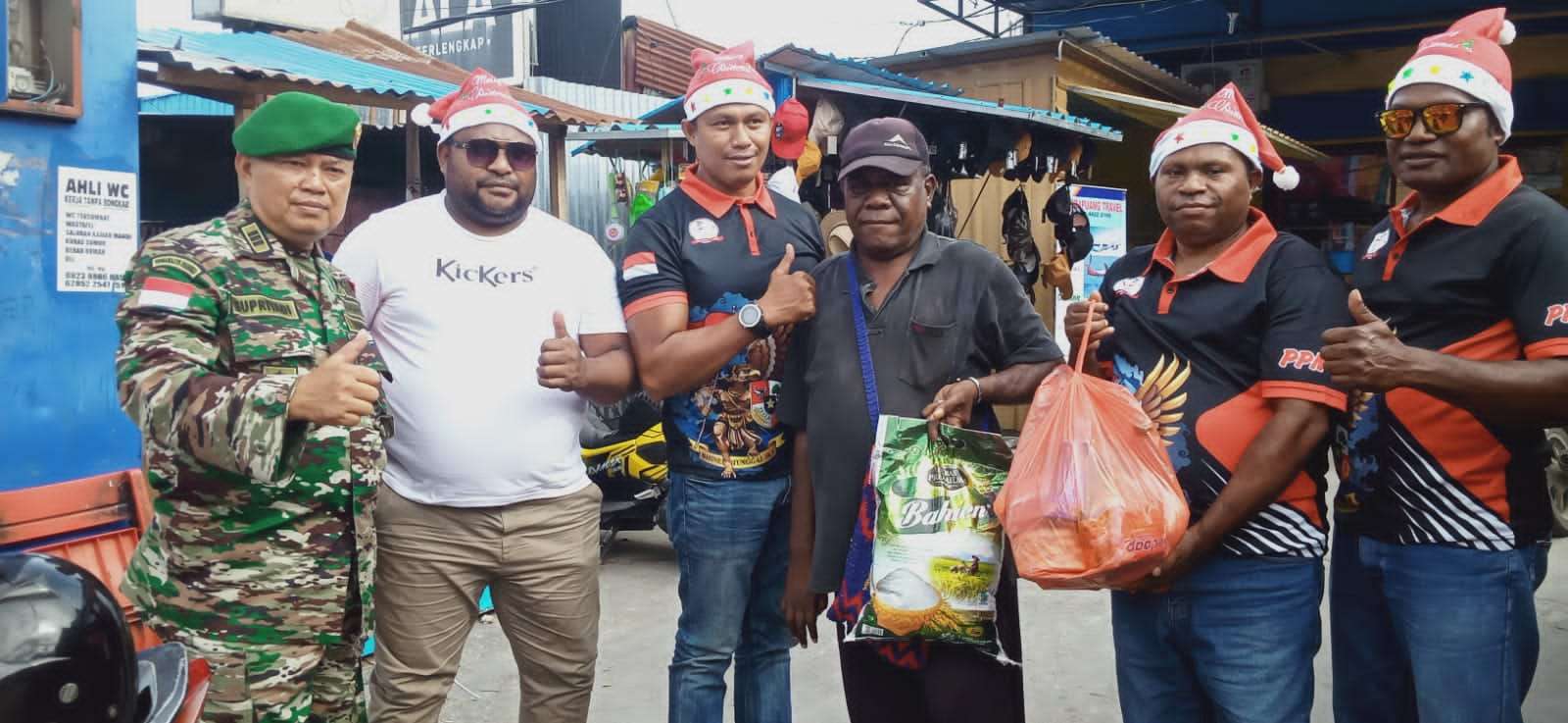 Rayakan Natal, Kodim 1701/Jayapura Dan PPNP-RI Berbagi Sembako Kepada Janda, Duda, Yatim Piatu Dan Kaum Disabilitas