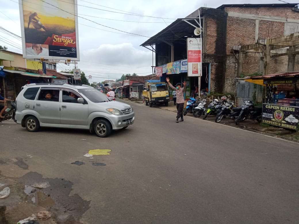 Antisipasi Lonjakan Arus Kendaraan Jelang Nataru,Kanit Binmas Polsek Jiput Lakukan Pengaturan Lalulintas