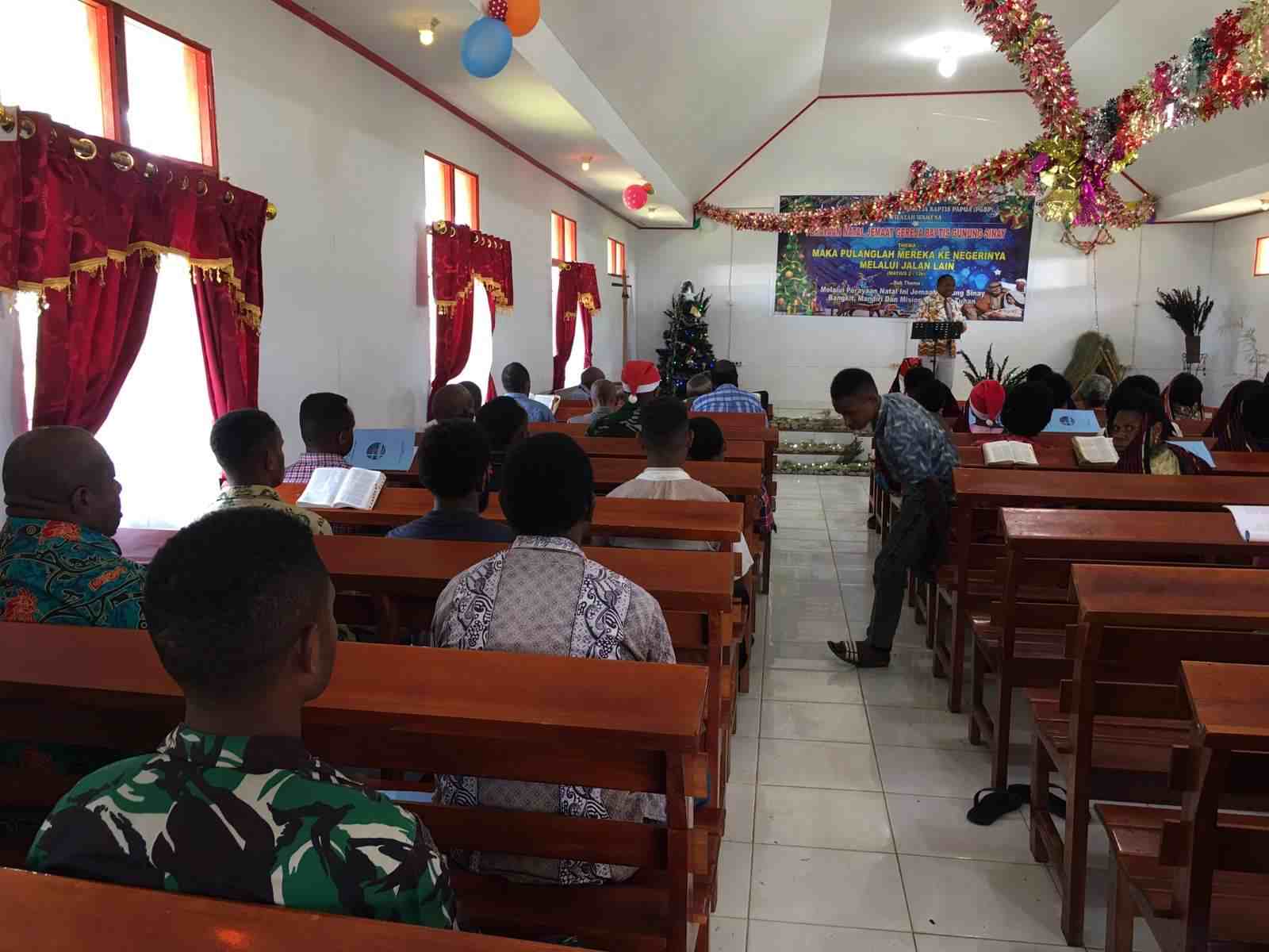 Prajurit Wimane 756 bagikan Bingkisan Natal di Gunung Susu