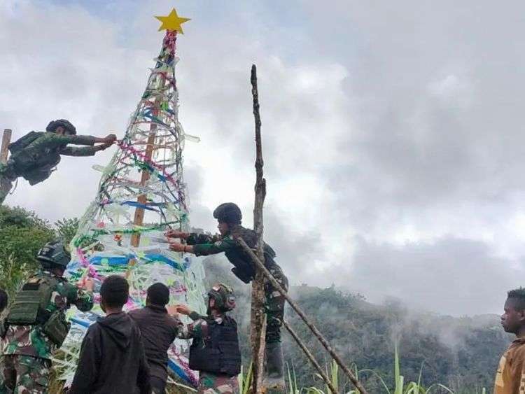 Pohon Natal Raksasa, Prajurit Kostrad Hadirkan Kebahagiaan Dalam Perayaan Natal di Distrik Dal Papua