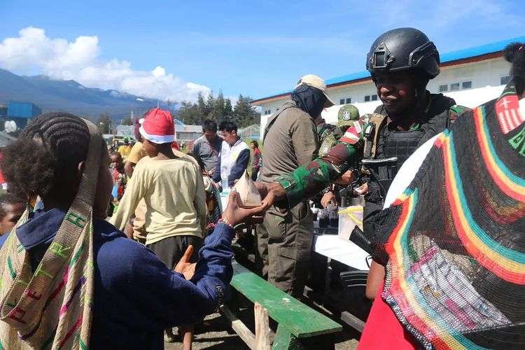 Sambut Kemeriahan Natal, Satgas Yonif R 303 Kostrad berbagi kepada Mayarakat Puncak Papua