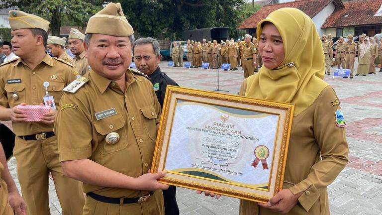 Bupati Garut Berikan Penghargaan Kepada Insan Pertanian