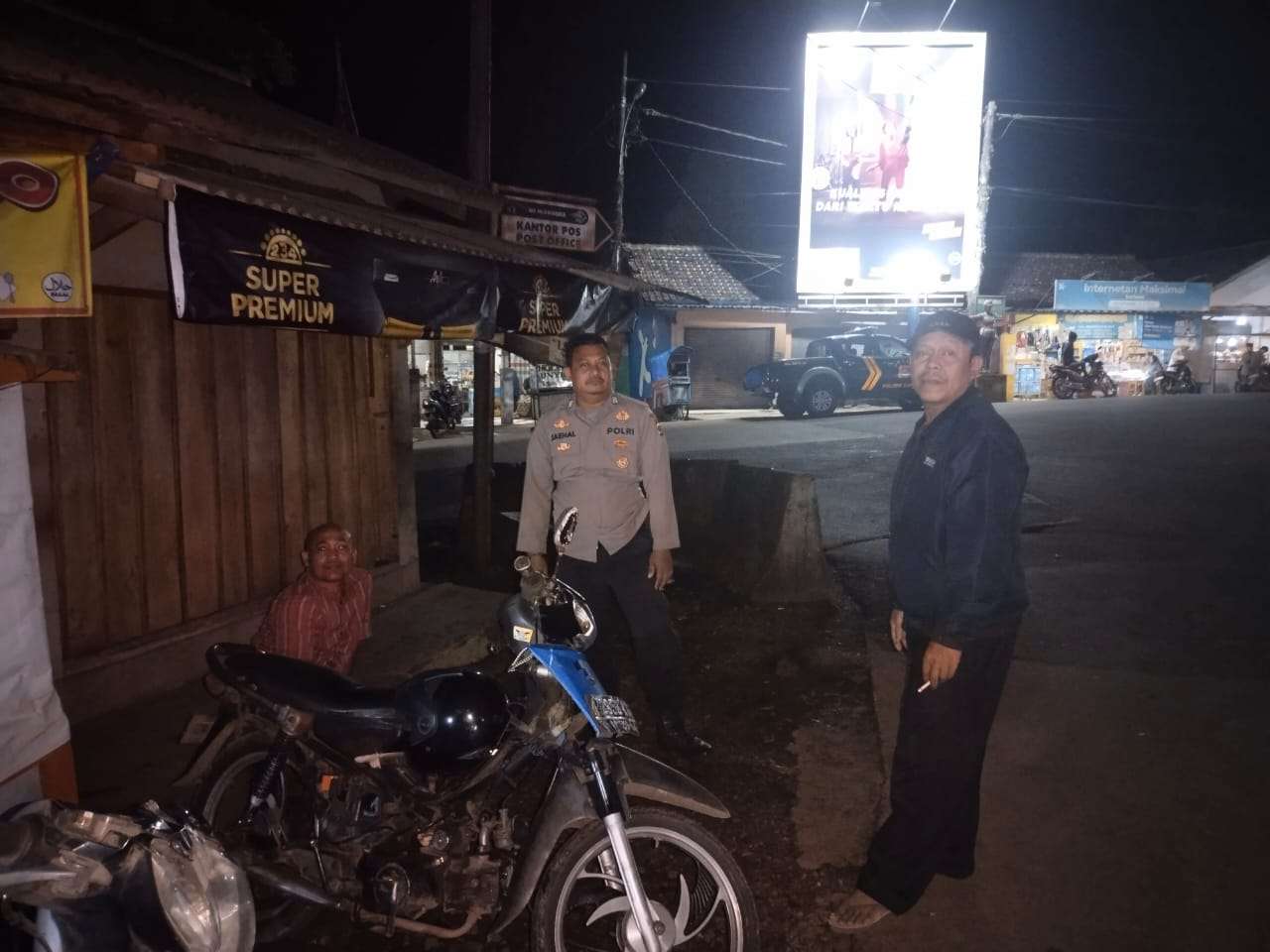 Cegah Gangguan Kamtibmas di Malam Hari Polsek Saketi Laksanakan Patroli Malam