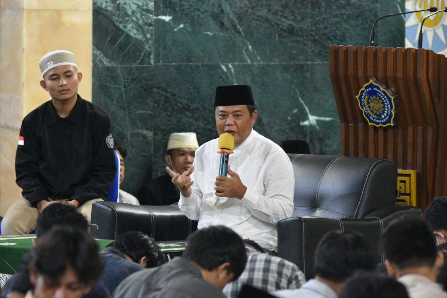 BUPATI KARANGANYAR MENJADI PEMATERI DALAM CINTA SUBUH DI KAMPUS UMS