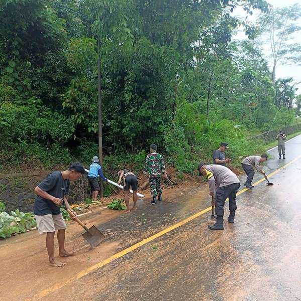 Sinergitas TNI-Polri Bersama Warga Bersihkan Longsor Yang Menutupi Badan Jalan