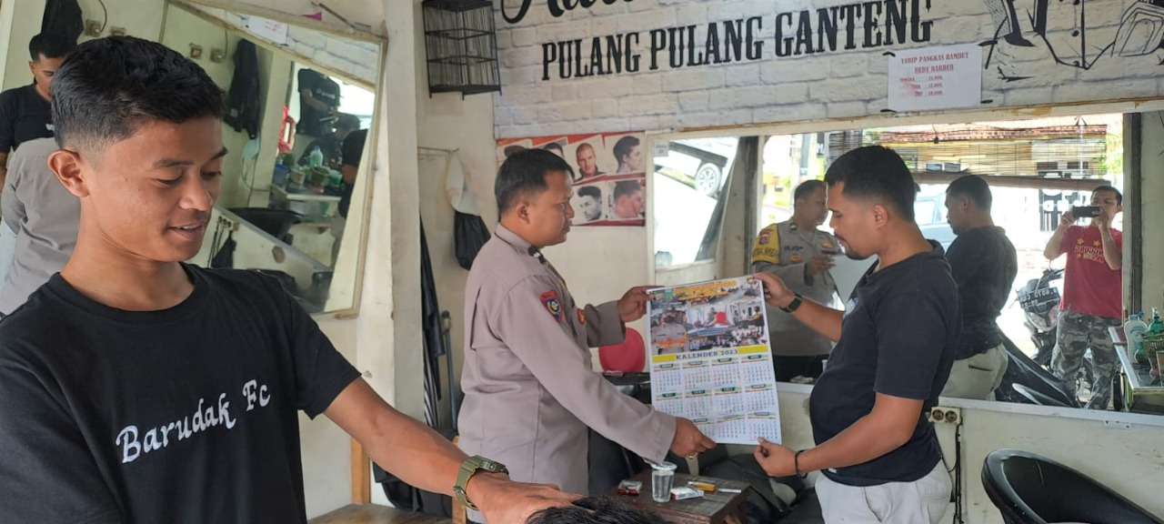 Jalin Kemitraan, Bhabinkamtibmas Polsek Cadasari Bagikan Kalender Tahun 2023