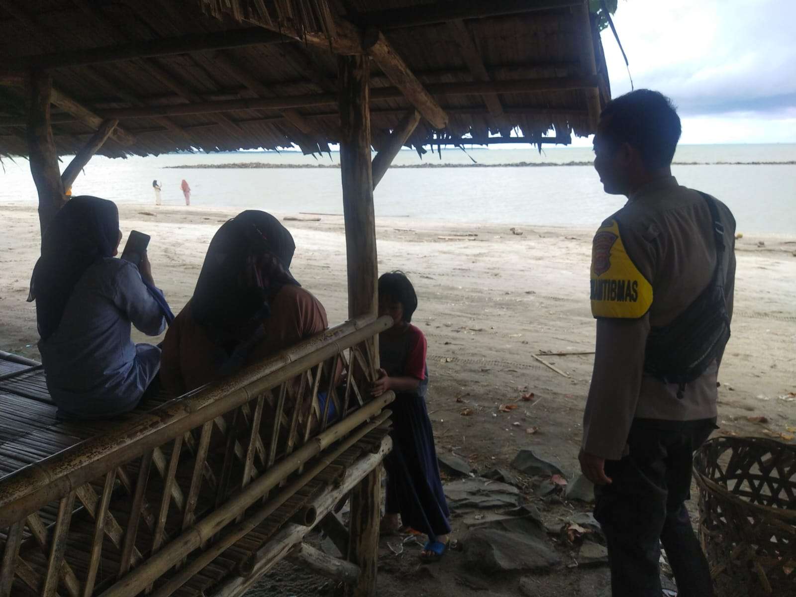 Polsek Panimbang Laksanakan Patroli ke Tempat Wisata Pantai
