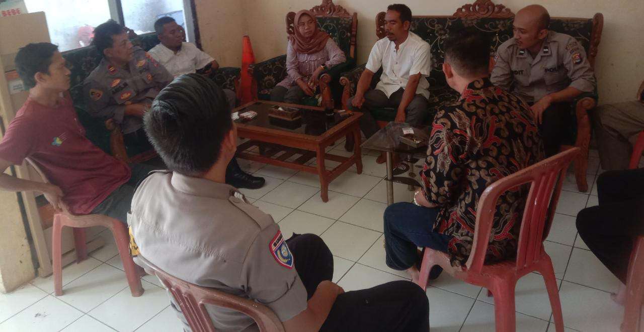 Sambangi Kantor Desa, Polsek Picung Ajak Perangkat Desa Jaga Kamtibmas