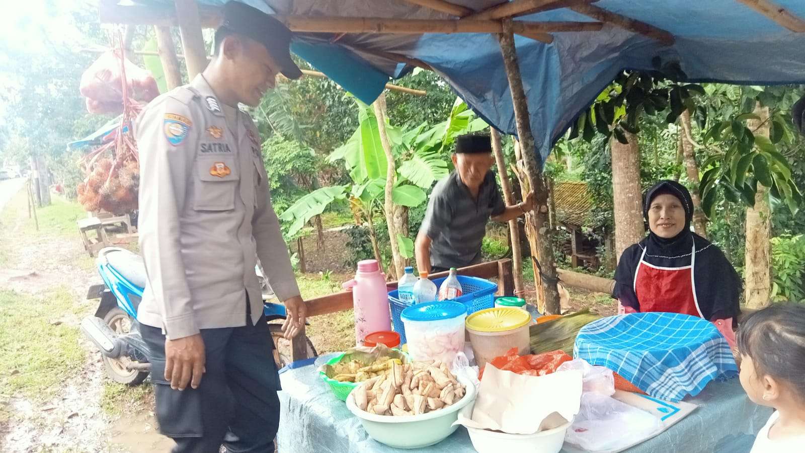 Perkuat Keamanan Lingkungan, Personel Bhabinkamtibmas Polsek Mancak Berdayakan Peran Emak – Emak