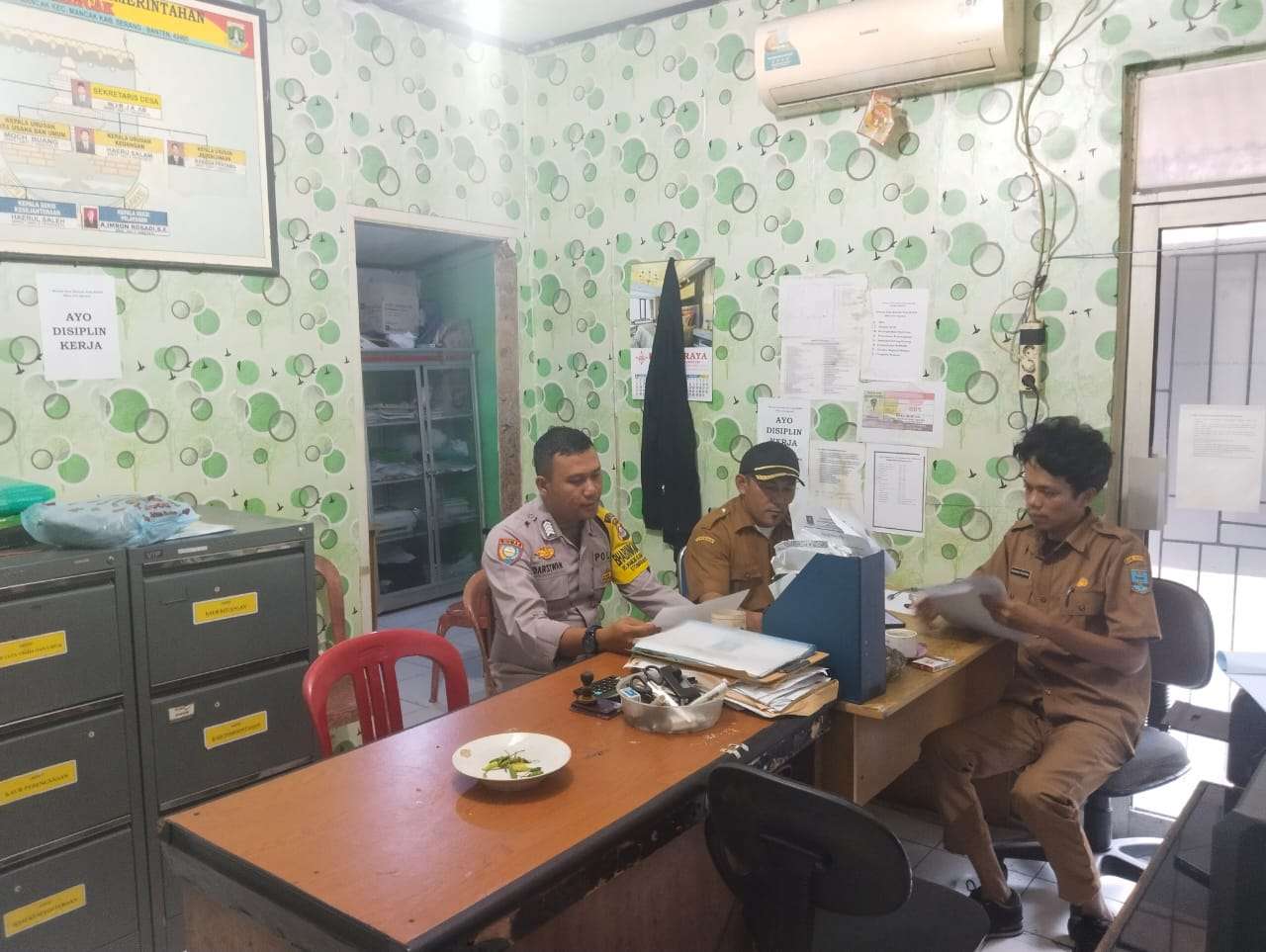Silaturahmi Dan Komunikasi, Personel Bhabinkamtibmas Polsek Mancak Polres Cilegon Sambangi Kantor Kecamatan Mancak