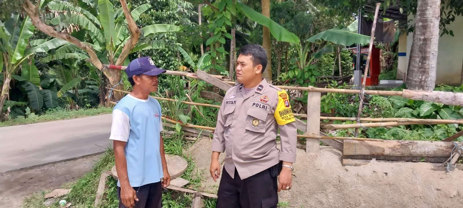 Personel Bhabinkamtibmas Polsek Mancak Polres Cilegon Polda Banten Dialogis Bersama Tokoh Masyarakat.