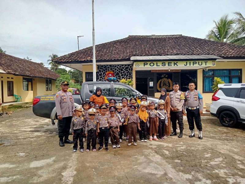 Dikunjungi anak TK, Polsek Jiput Berikan Pengenalan Tentang Tugas Polisi