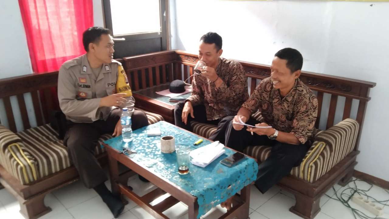 Sambangi Kantor Desa, Bhabinkamtibmas Polsek Cadasari Ajak Perangkat Desa Jaga Kamtibmas