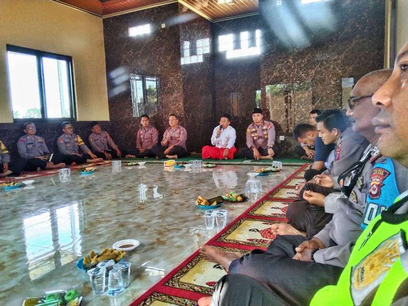 Tingkatkan Iman dan Takwa, Personel Polsek Cikande Melaksanakan Pengajian di Mushola Al Baa’its Polsek Cikande