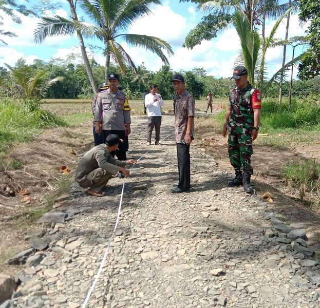 Pembangunan Jalan Desa, Bhabinkamtibmas Polsek Patia Lakukan Pemantauan