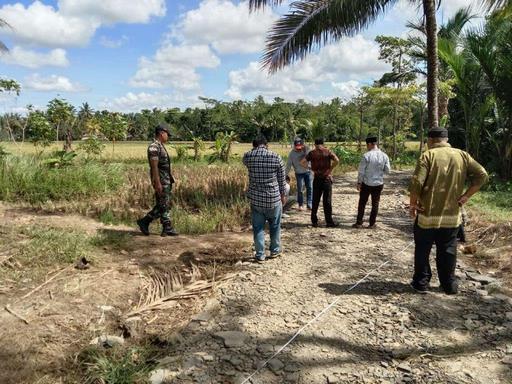 Polsek Patia Polres Pandeglang Tinjau Pembangunan Jalan