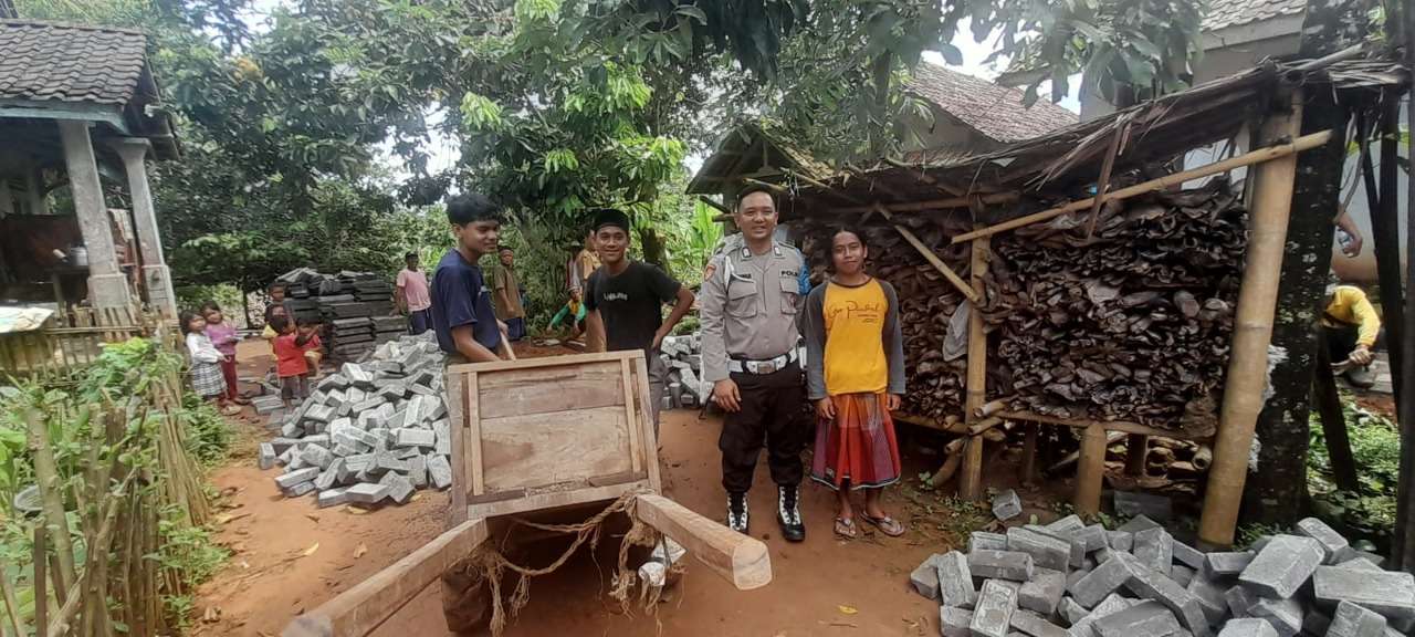 Turun ke Lapangan, Polsek Picung Monitoring Perbaikan Jalan Desa