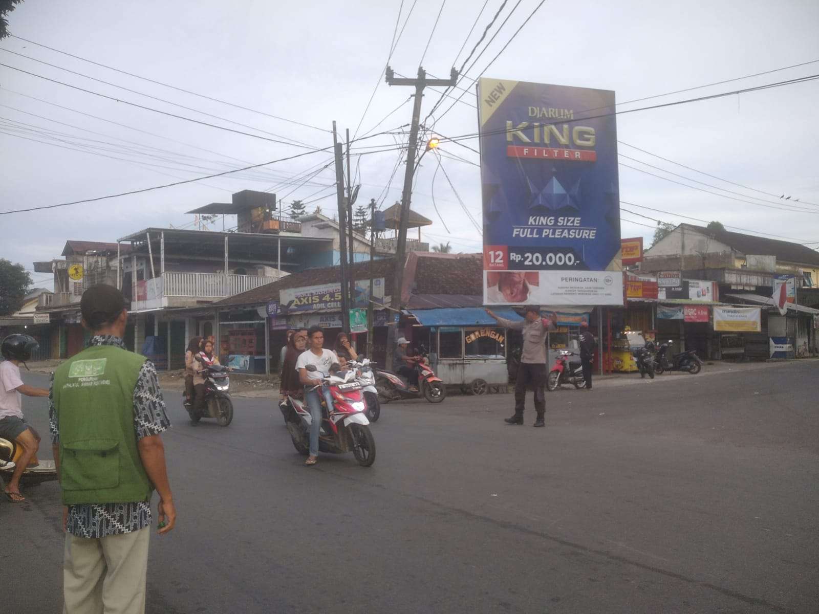 Jam Masuk Sekolah, Polsek Menes Terjunkan Personil Demi Kelancaran Lalulintas