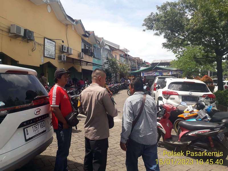 Personel Polsek Pasar Kemis Polresta Tangerang Pengamanan Kegiatan di Gereja
