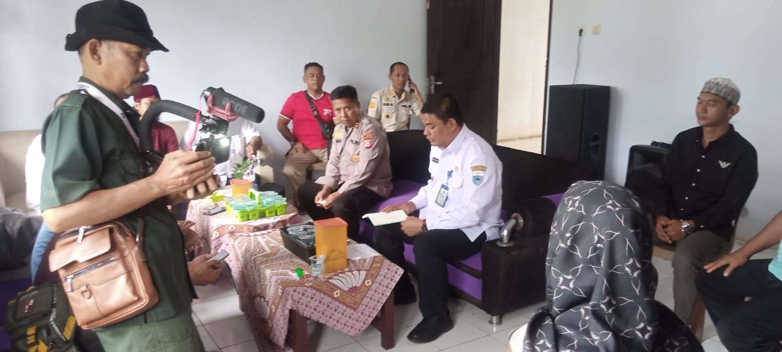 Polsek Cikedal Bantu Mediasi Warga Dengan Perusahaan