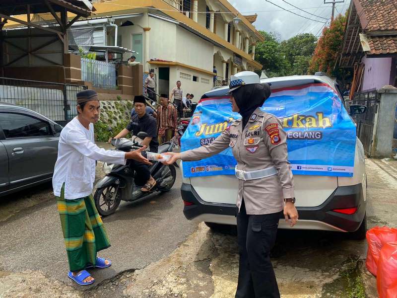 Polres Pandeglang Berbagi Kepada Warga Lewat Warung Jumat