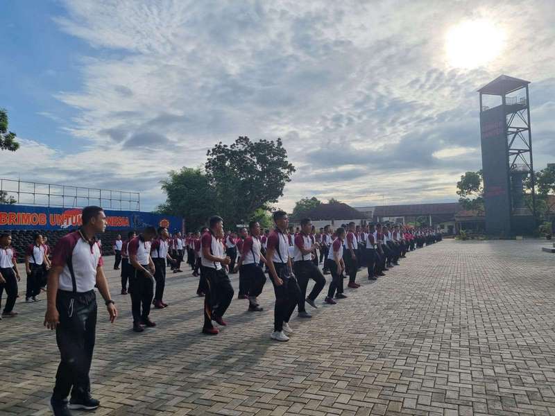 Mampu Menjaga Kesehatan Otot, Personel Satbrimob Polda Banten Melaksanakan Senam Aerobik