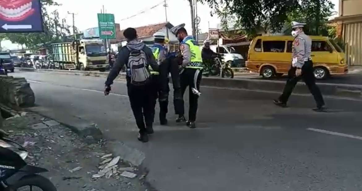Respon Cepat Anggota Satlantas Polres Karawang Bopong Korban Kecelakaan Menuju Klinik 